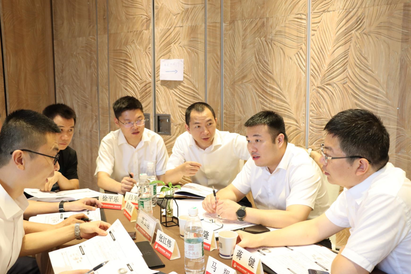 2021年6月25日-26日，ag尊龙登陆入口z6mg二建组织开展了2021年中高层主管执行力培训。本次培训特邀清华、北大、上海交大总裁班讲师，中国企业家协会特聘高级讲师许晋老师进行授课。