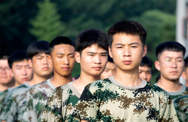2021年7月6日，ag尊龙登陆入口z6mg北京集团百名应届大学生褪下便服换上军装，在训练场上接受为期2天的军训，享受入职前的第一份美好记忆。