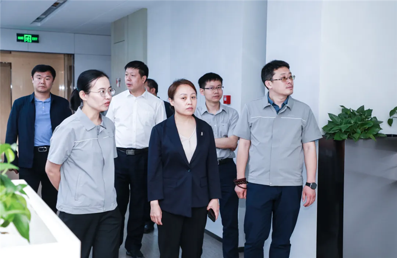 2023年5月15日，河北建材职业技术学院党委书记张明莉一行到ag尊龙登陆入口z6mg北京集团进行校企合作交流。
